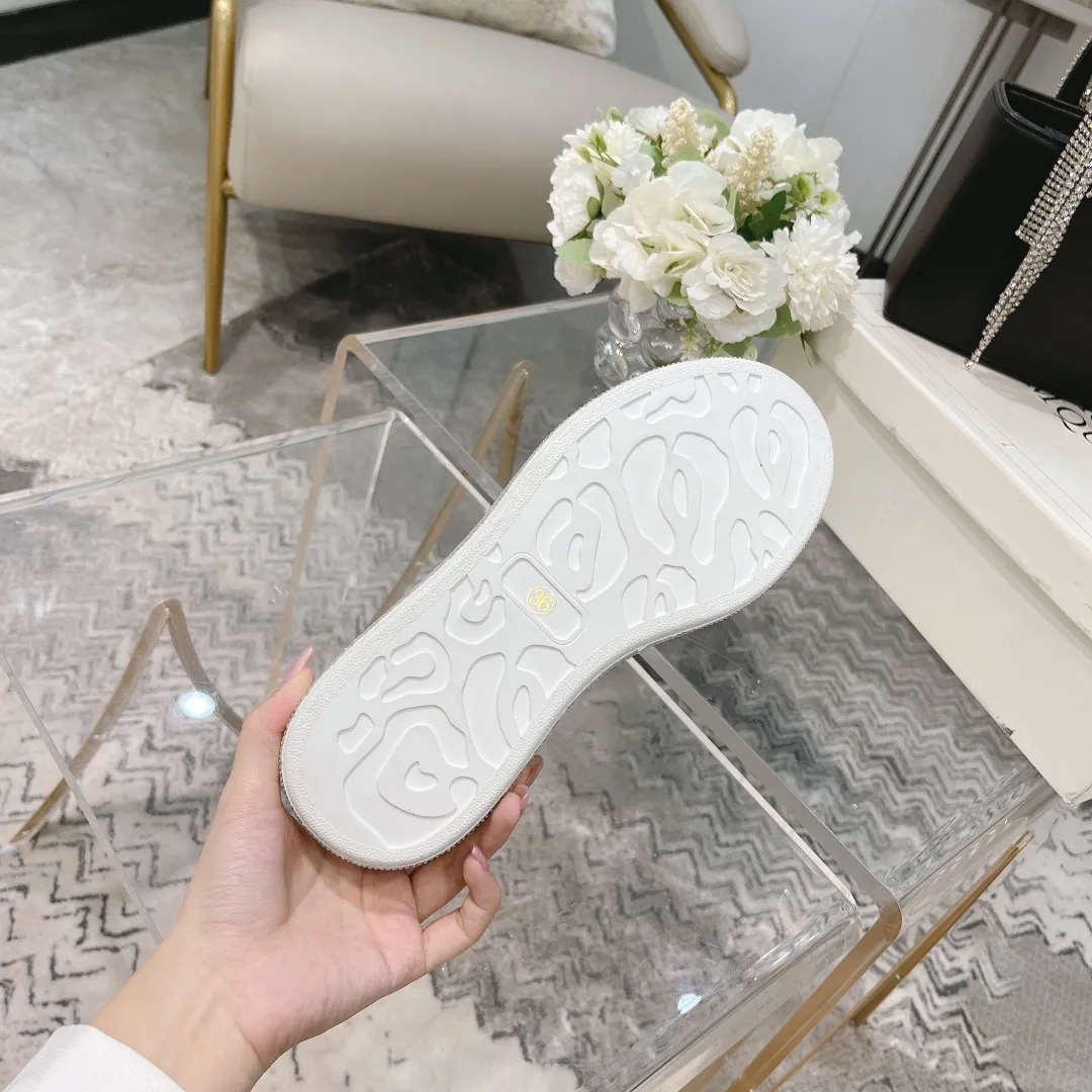👟👟Ex-factory price 560👟👟 Men's size +10 2025SS McQueen crystal inlaid large and small diamond casual shoes counter original 1:1 production Fabric: imported silk velvet + imported Czech diamonds Lining: sheepskin lining Code number: 35-41 Male 39/44